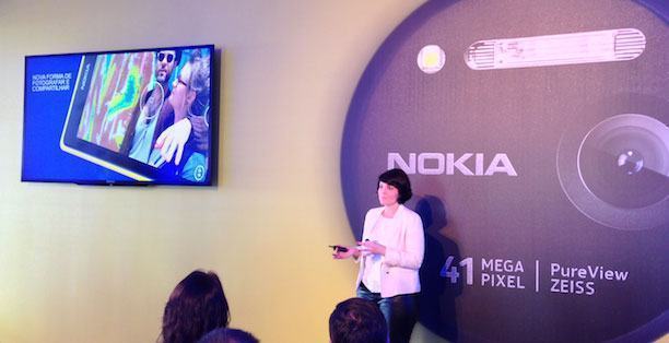 Fernanda Camargo da Nokia apresentando o Lumia 1020