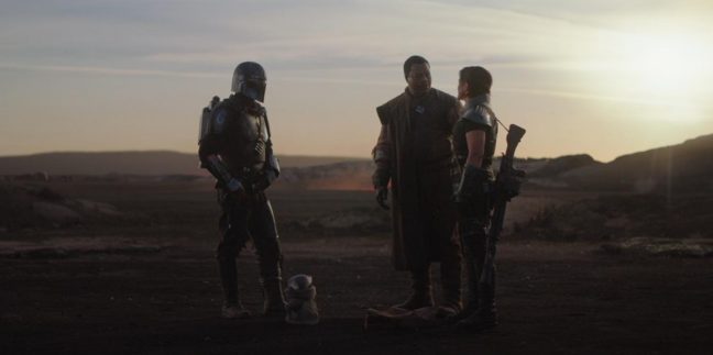 Pedro Pascal, Carl Weathers e Gina Carano em cena de The Mandalorian do Disney+