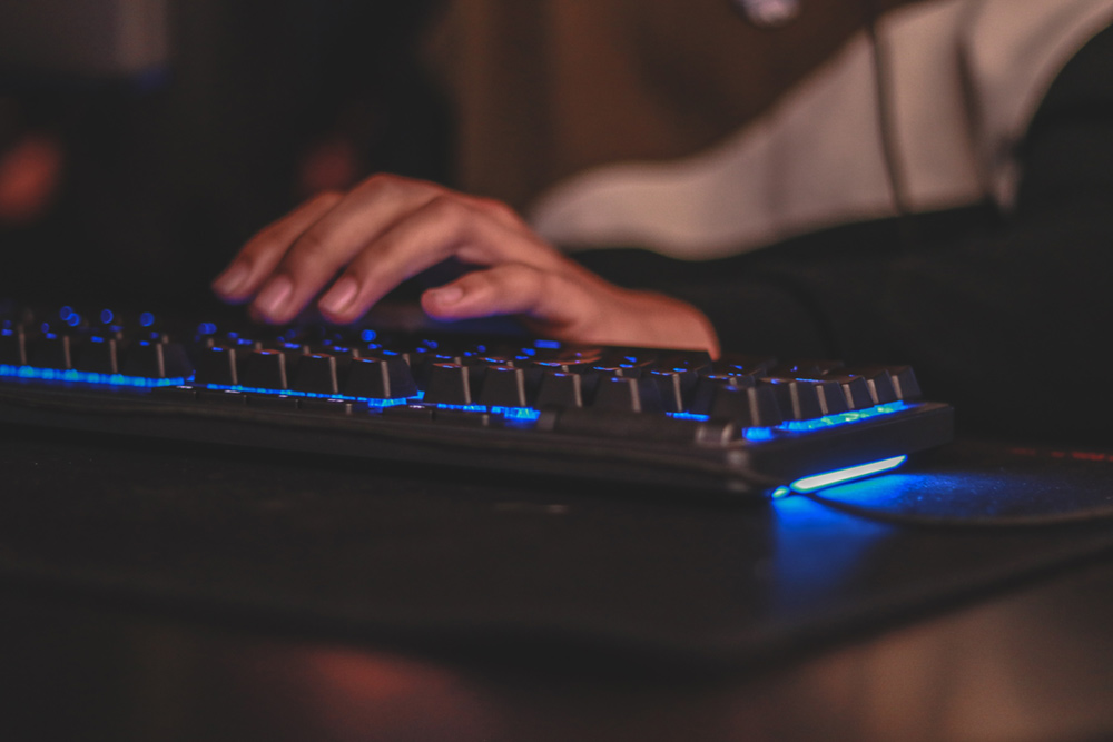 Homem usa teclado gamer