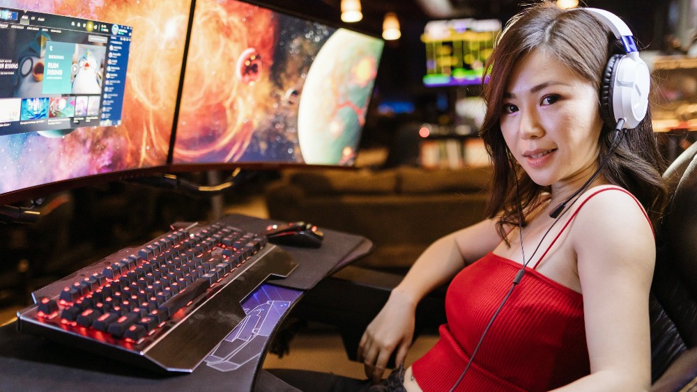 Mulher jogando eSports com headset