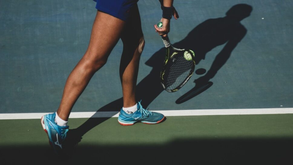 Jogador de tênis em ação / Foto: Renith R (Unsplash)