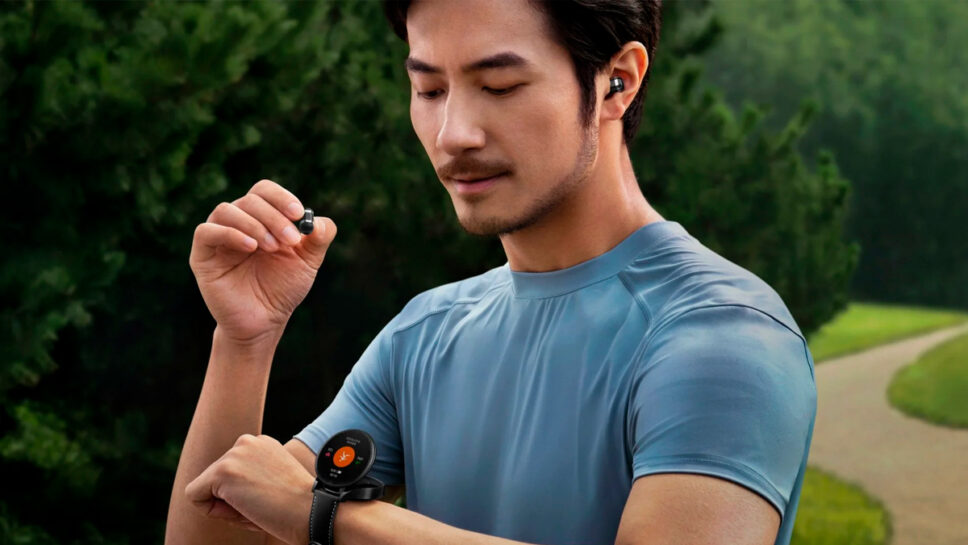 Smartwatch Huawei Watch aberto e seus fones de ouvido