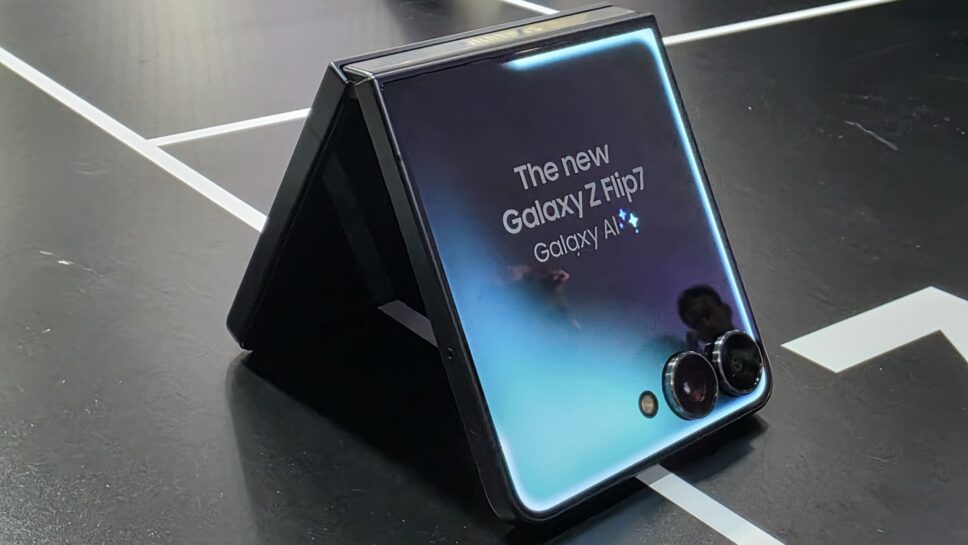 Galaxy Z Flip 7 chega ao Brasil com recursos de IA