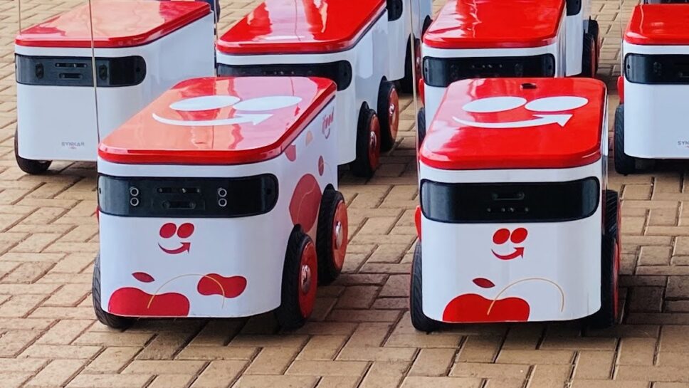 Robô de entregas do iFood começa a operar em um shopping em Alphaville, SP