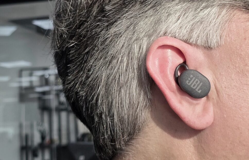 Encaixe do fone no ouvido