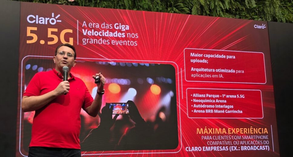 Marcio Carvalho, CMO da Claro anunciando novidades da empresa em conectividade 5.5G