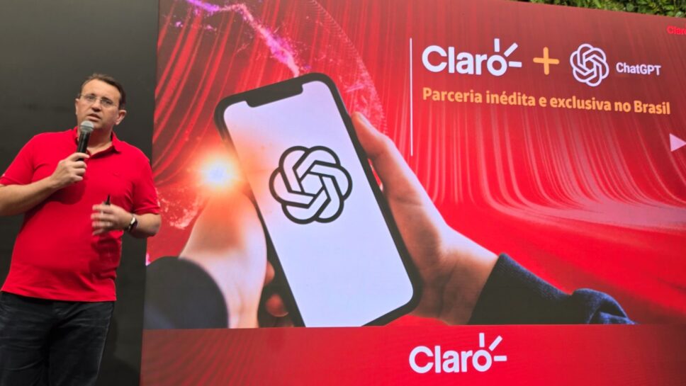 Marcio Carvalho, CMO da Claro, anunciando a parceria com OpenAI para oferecer ChatGPT Plus aos seus clientes 