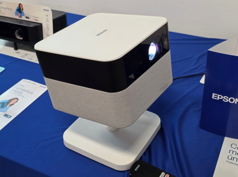 Lifestudio Flex (EF-71) tem inclinação de até 90° e rotação de até 180°