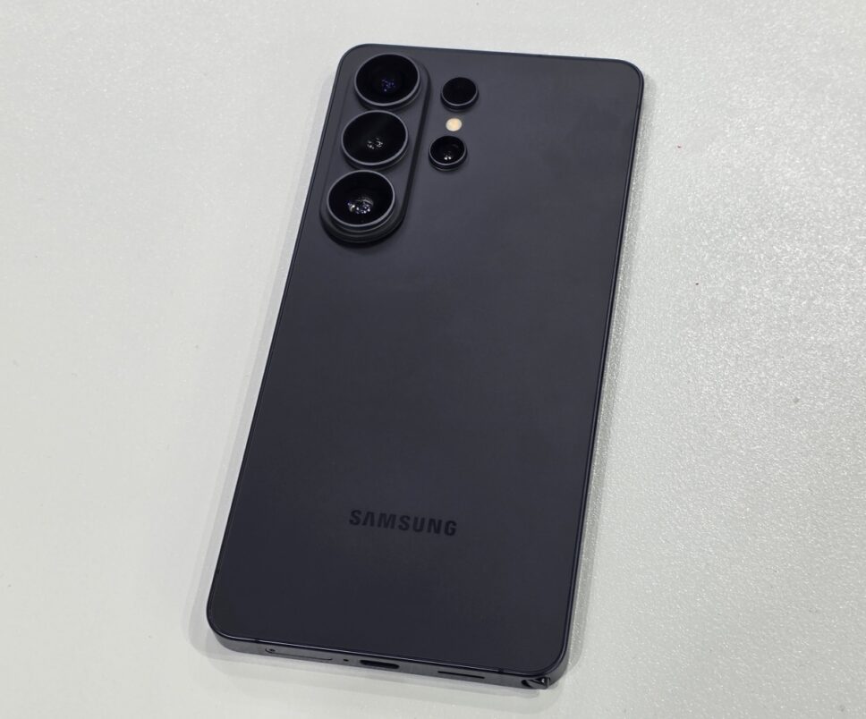 Traseira do S26 Ultra na cor preta