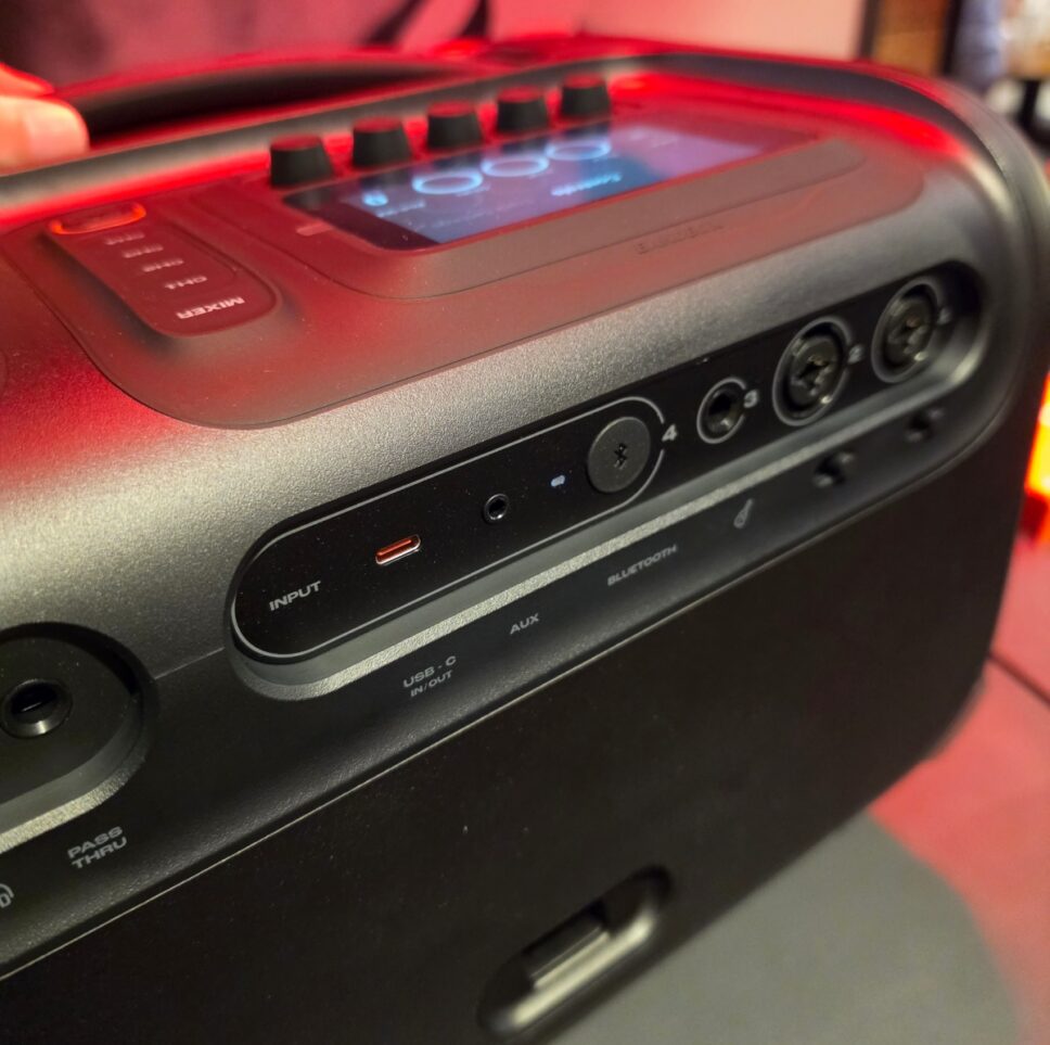 Traseira do JBL BandBox Trio