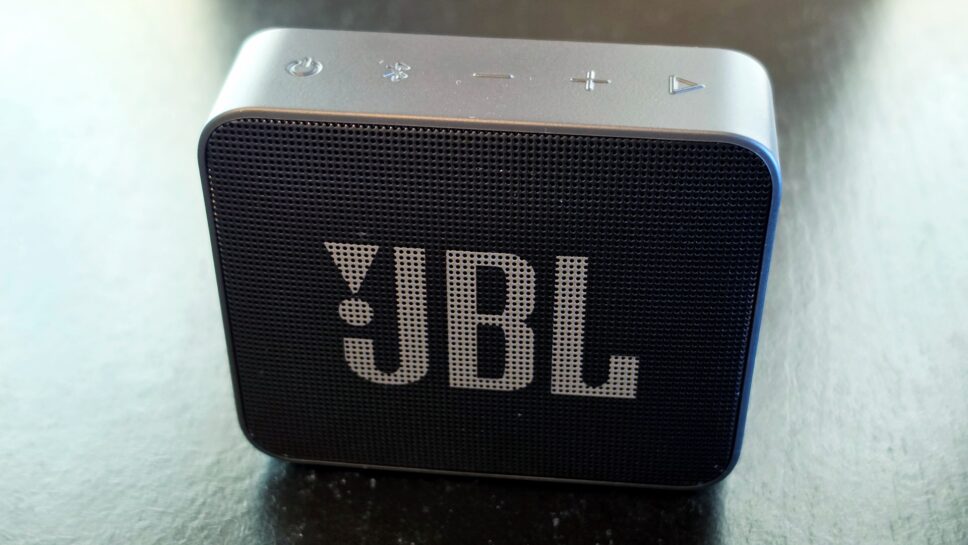 Testamos a JBL Go Essential 2, que entrega muito para o seu tamanho e preço