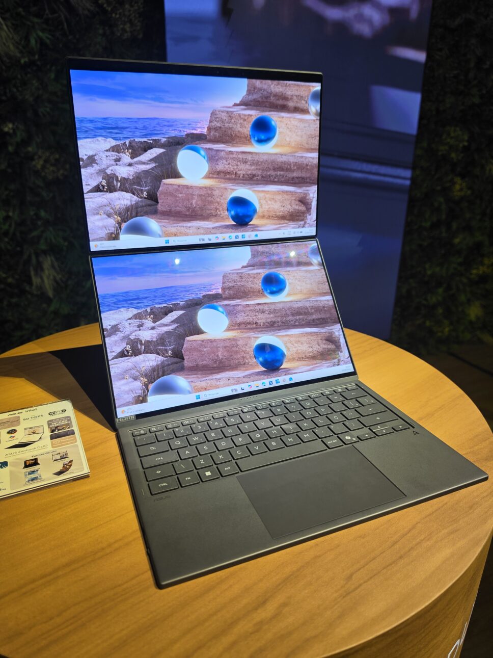 Modo de duas telas horizontais do Zenbook Duo