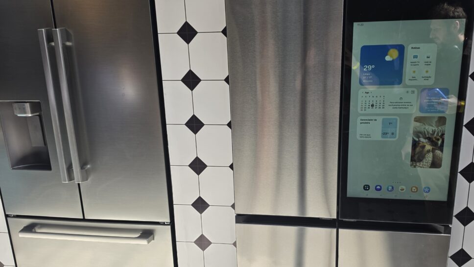Geladeira French Door Samsung Bespoke AI RF29D Family Hub tem tela de 32 polegadas