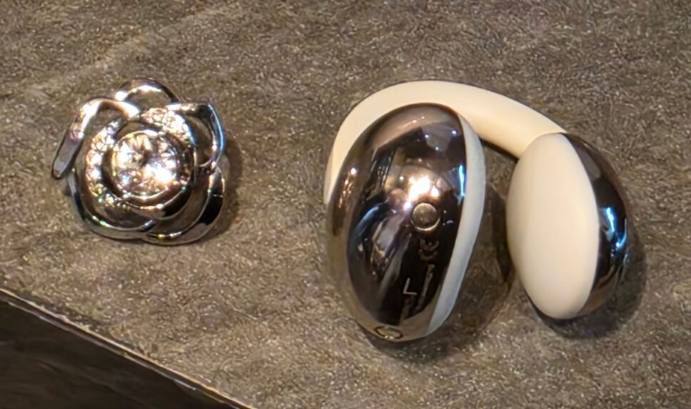 Detalhe do TCL CrystalClip