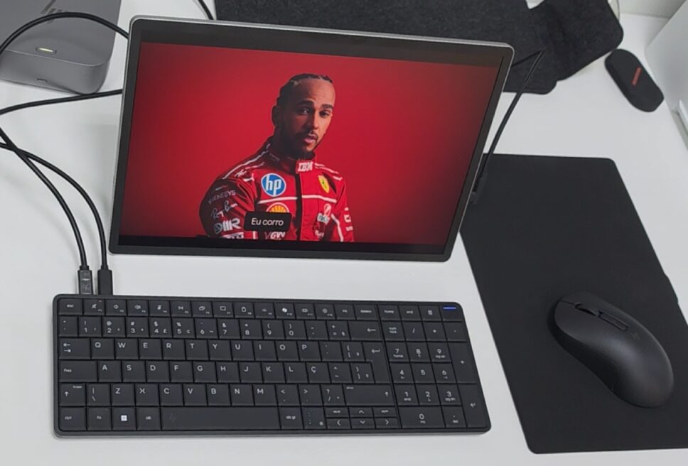 HP EliteBoard G1a com monitor externo