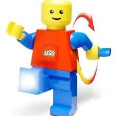 Um LEGO Gigante com Lanterna LED