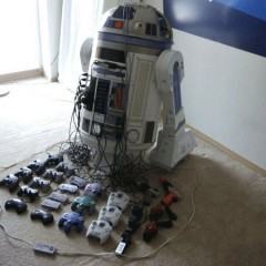 R2-D2 em tamanho real com 8 consoles embutidos!