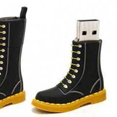 50 Anos das Botas Dr. Martens com Flash Drive Comemorativo