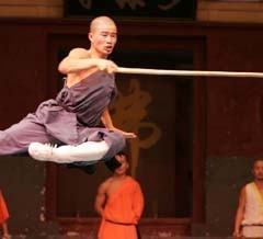 Monges Shaolin usam internet e celulares