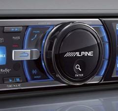 Alpine iDA-X100: Compatível com iPod e HD Radio!
