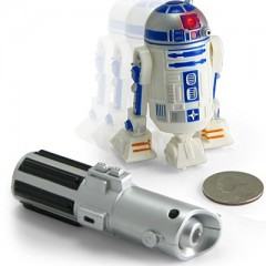 Um Mini R2-D2 com Controle Remoto Light Saber