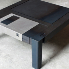 FloppyTable, uma mesa inspirada no velho disquete de 3,5″!