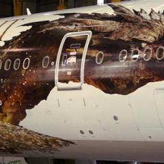 Smaug conquista os ares! Boeing com publicidade do filme O Hobbit – A Desolação de Smaug faz rota entre Auckland e L.A.
