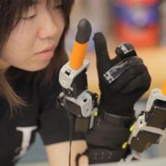Uma luva robótica que te dá dois dedos extras
