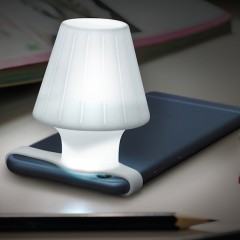 Transforme a lanterna do smartphone em uma simpática luminária
