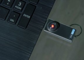 Uma réplica USB do HAL de 2001, Uma Odisséia no Espaço