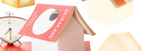 Luminária “Book Rest Lamp” em forma de casinha com apoio para livro