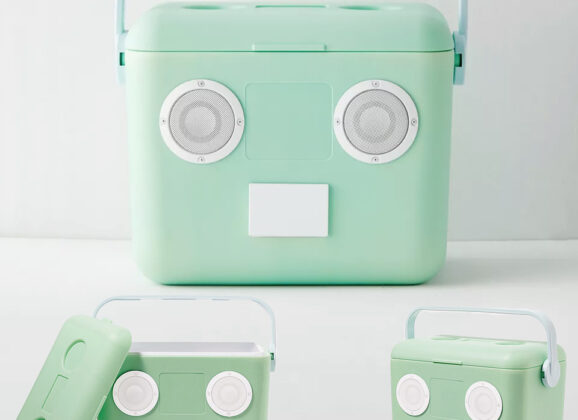 Cooler com caixas de som Sunnylife Box Sounds e visual de robô vintage