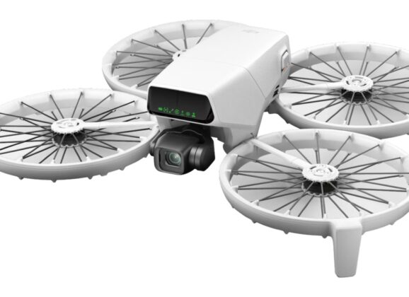 DJI Flip, um drone compacto com hélices dobráveis que grava vídeos 4K