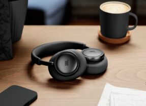 JBL lança fone JBL Live 780NC com áudio Hi-Res wireless e bateria de 80 horas