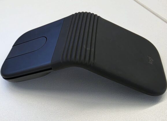 Logitech Mobi Fold, um mouse compacto e dobrável, feito para ser levado no bolso